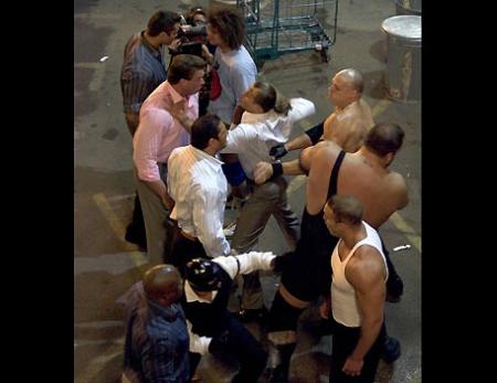 une baston general dans le parking entre raw et smacdown personelement alle smacdown domma qe undertaker ne soit pas la